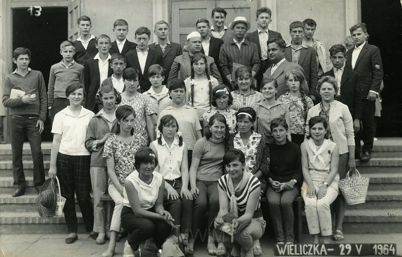 KKE 2323.jpg - Fot. Grupowe. Witold Kołakowski – tata Janusza Kołakowskiego; podpisany literką „W”, Wieliczka, 29 V 1964 r.